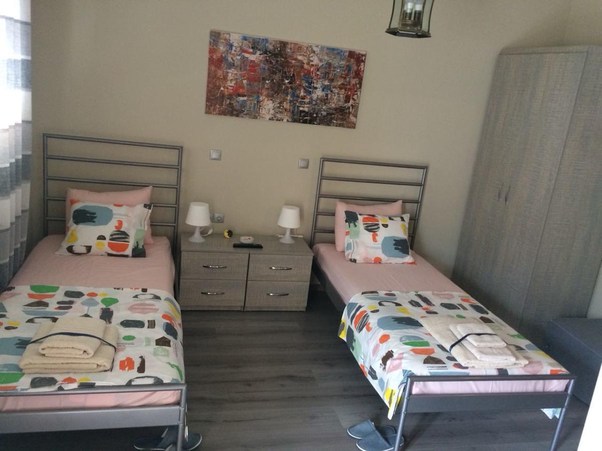 Petro'S Apartment Корча Екстериор снимка