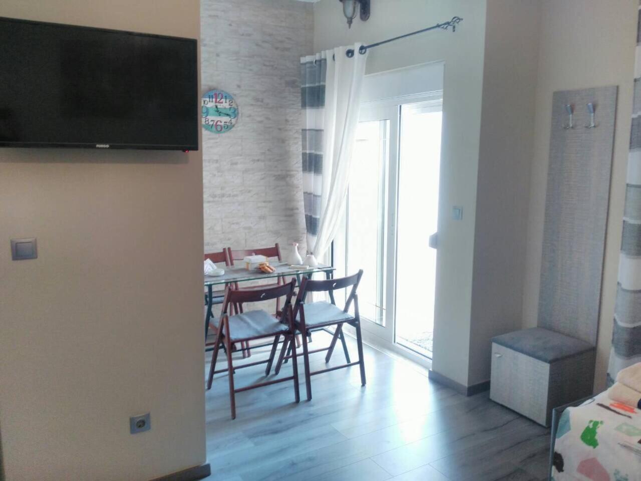 Petro'S Apartment Корча Екстериор снимка